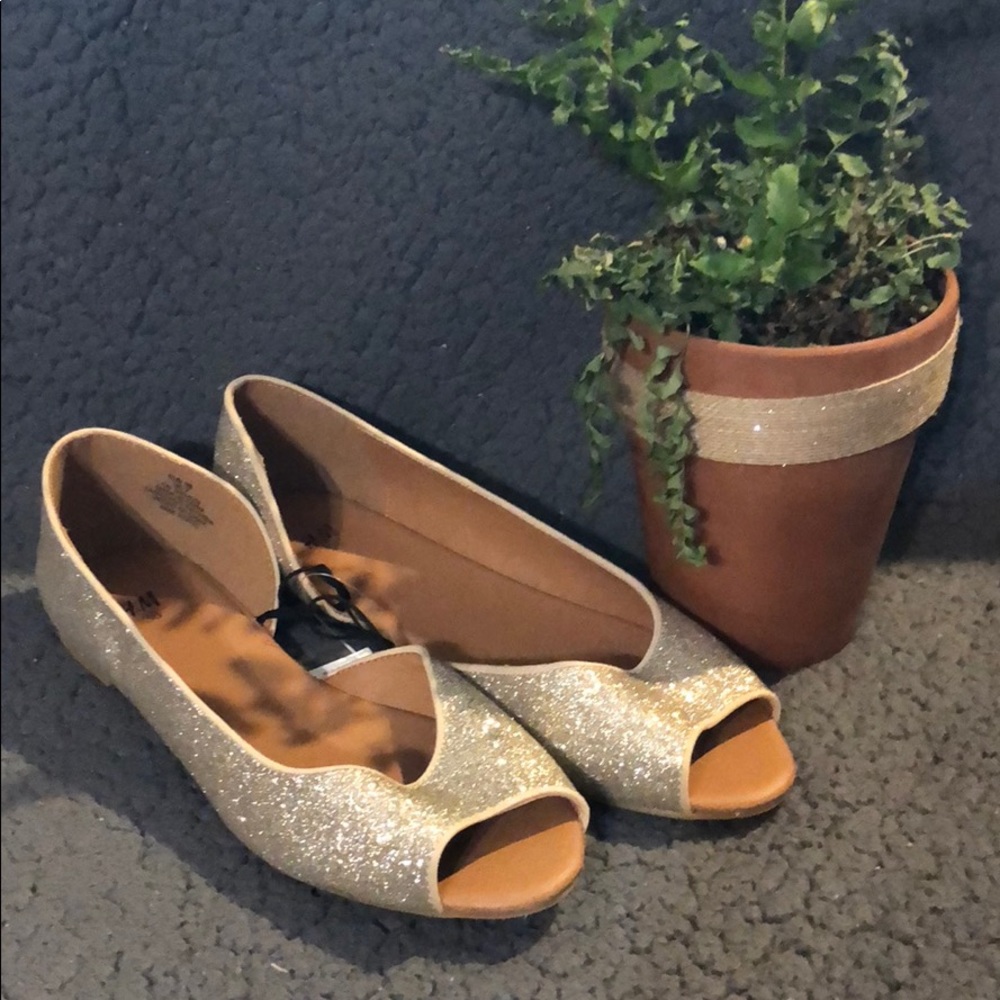 Cute never worn gold sparkly girls dress shoes